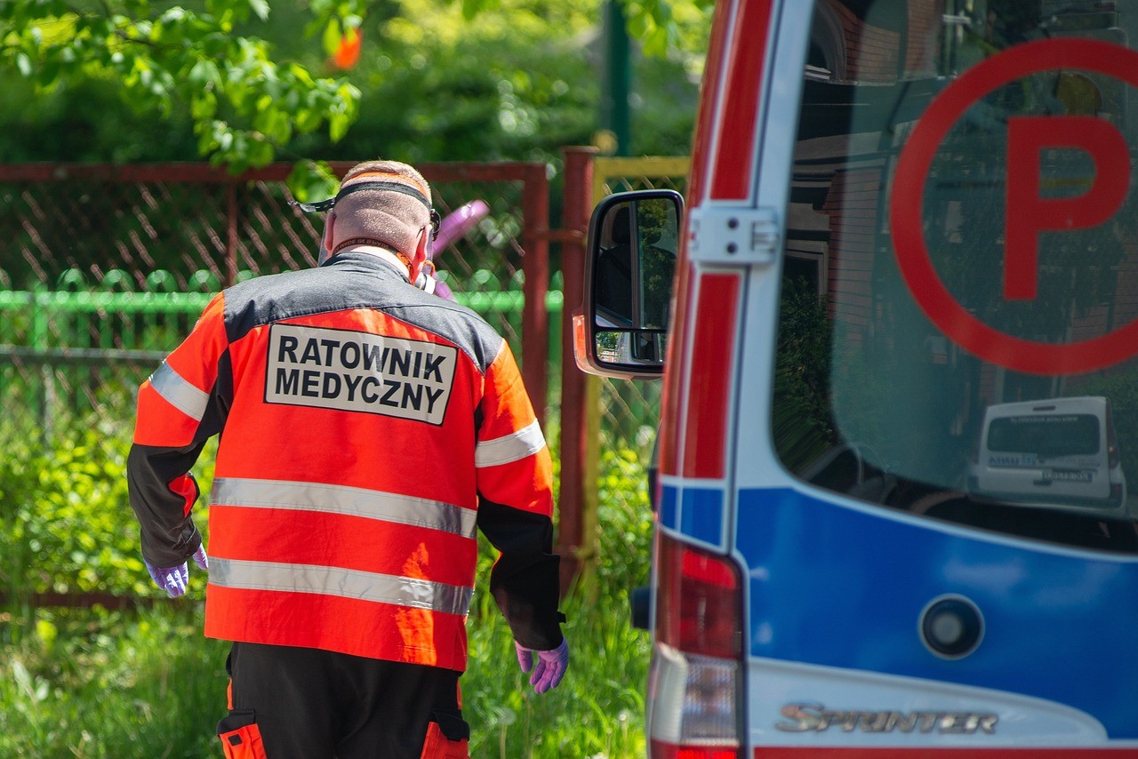 Niezawodne spodnie dla ratownika medycznego – czy wiesz, które cechy mogą ocalić Ci życie?